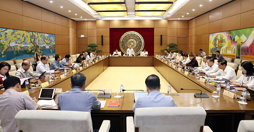 Đoàn ĐBQH tỉnh thảo luận tại tổ về kinh tế - xã hội