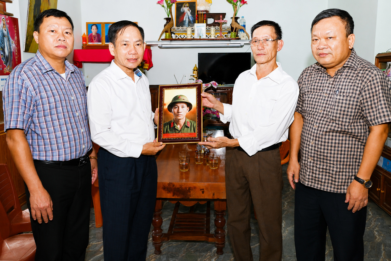 Đoàn ĐBQH tỉnh Hà Tĩnh trao di ảnh phục dựng liệt sĩ Nguyễn Văn Thân cho gia đình