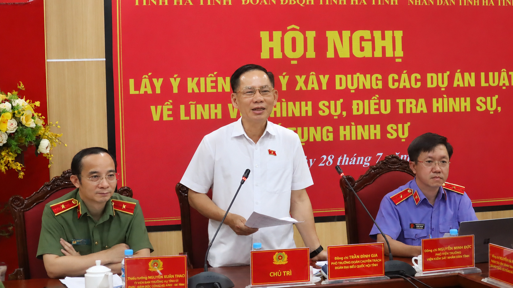 Đoàn ĐBQH tỉnh Hà Tĩnh lấy ý kiến góp ý các dự án luật trong lĩnh vực hình sự, điều tra hình sự và tố tụng hình sự
