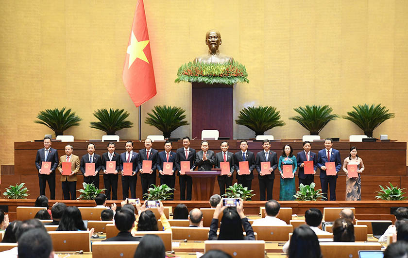 Chủ tịch Quốc hội Trần Thanh Mẫn trao Nghị quyết phê chuẩn  kết quả bầu Trưởng đoàn đại biểu Quốc hội tỉnh Hà Tĩnh