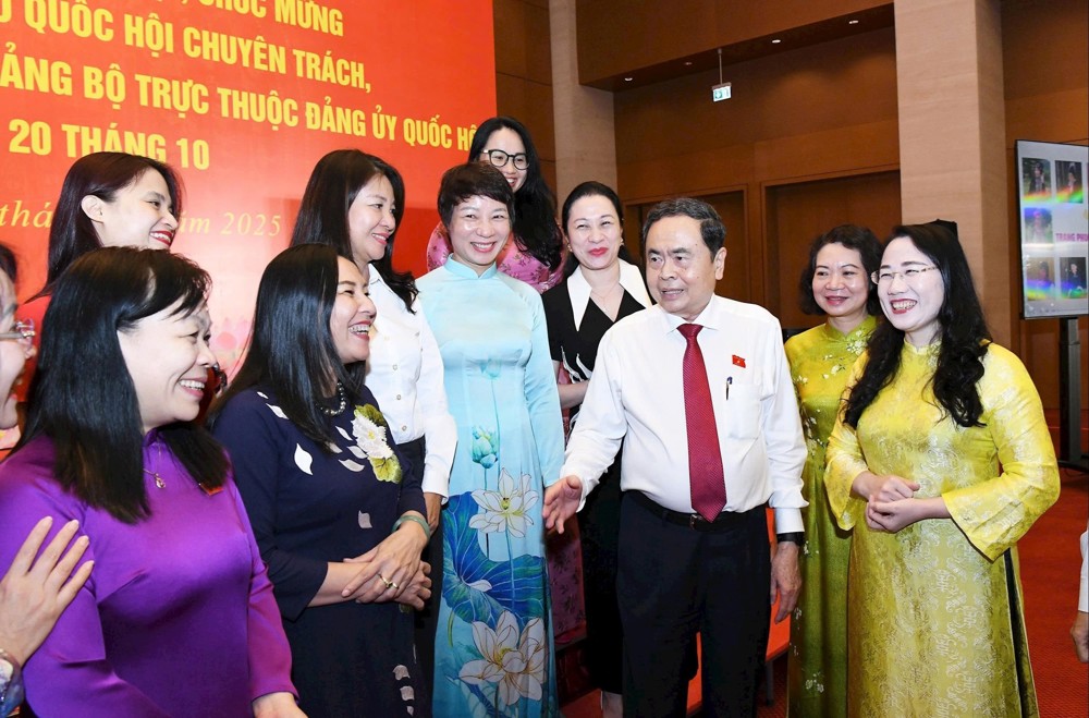 Phụ nữ Việt Nam thời đại mới