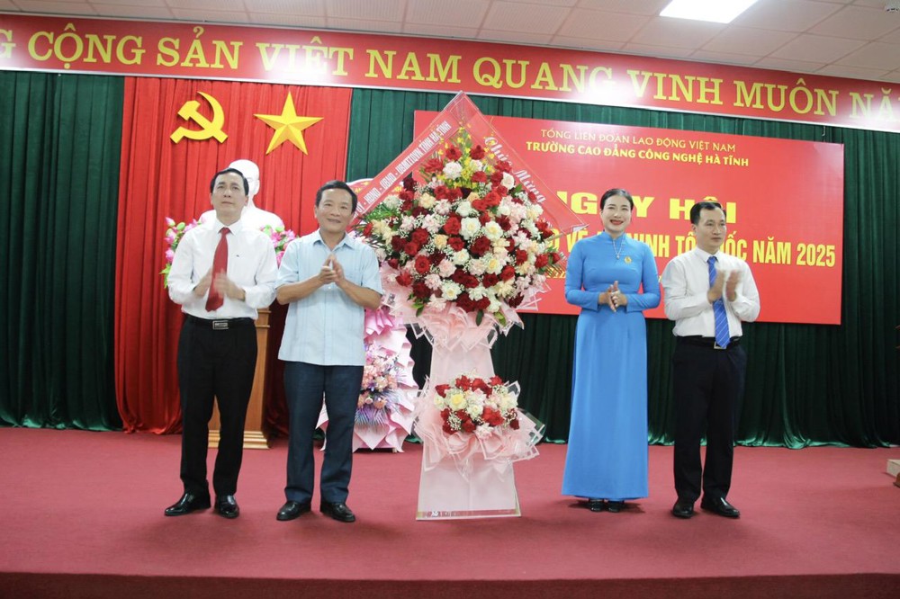 Tiếp tục nâng cao hiệu quả phong trào toàn dân bảo vệ an ninh Tổ quốc gắn với nhiệm vụ chuyên môn của trường