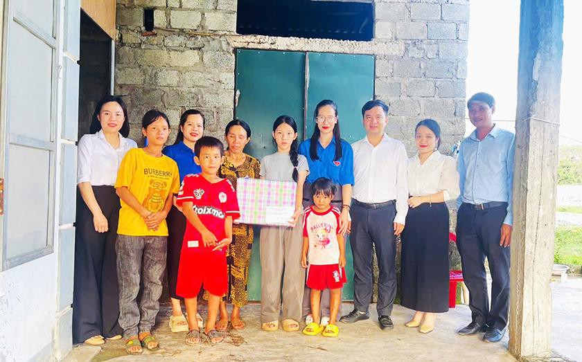 Trao quà đầu năm học mới cho em nuôi Lê Thị Mỹ Tâm - Lan tỏa yêu thương, tiếp thêm nghị lực