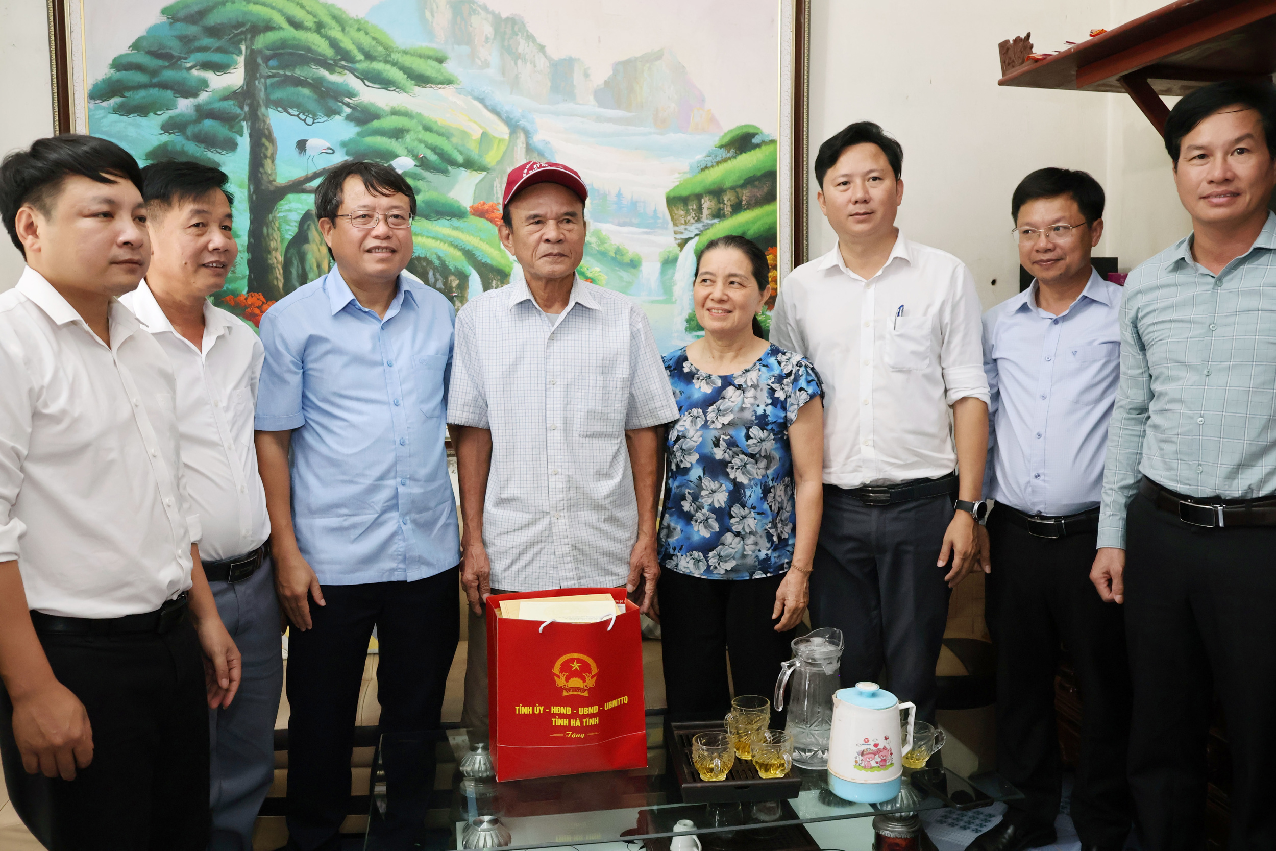 Đồng chí Dương Tất Thắng thăm, tặng quà người có công