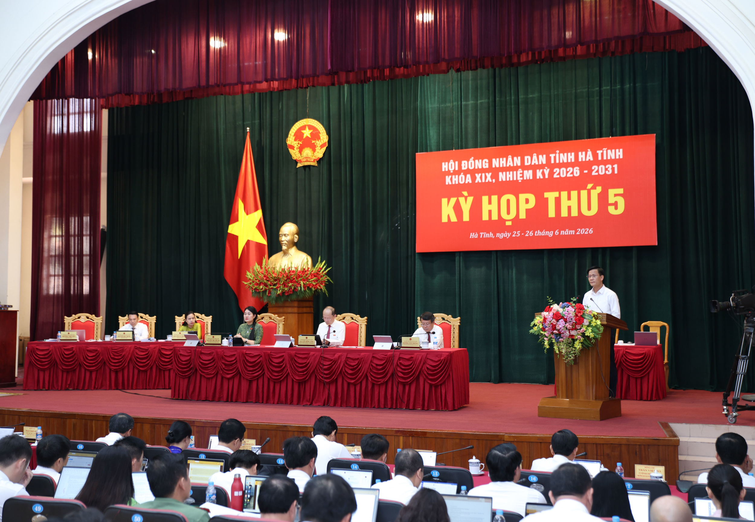 Chất vấn về nhân lực cấp xã, lao động phổ thông và chính sách đối với người hoạt động không chuyên trách