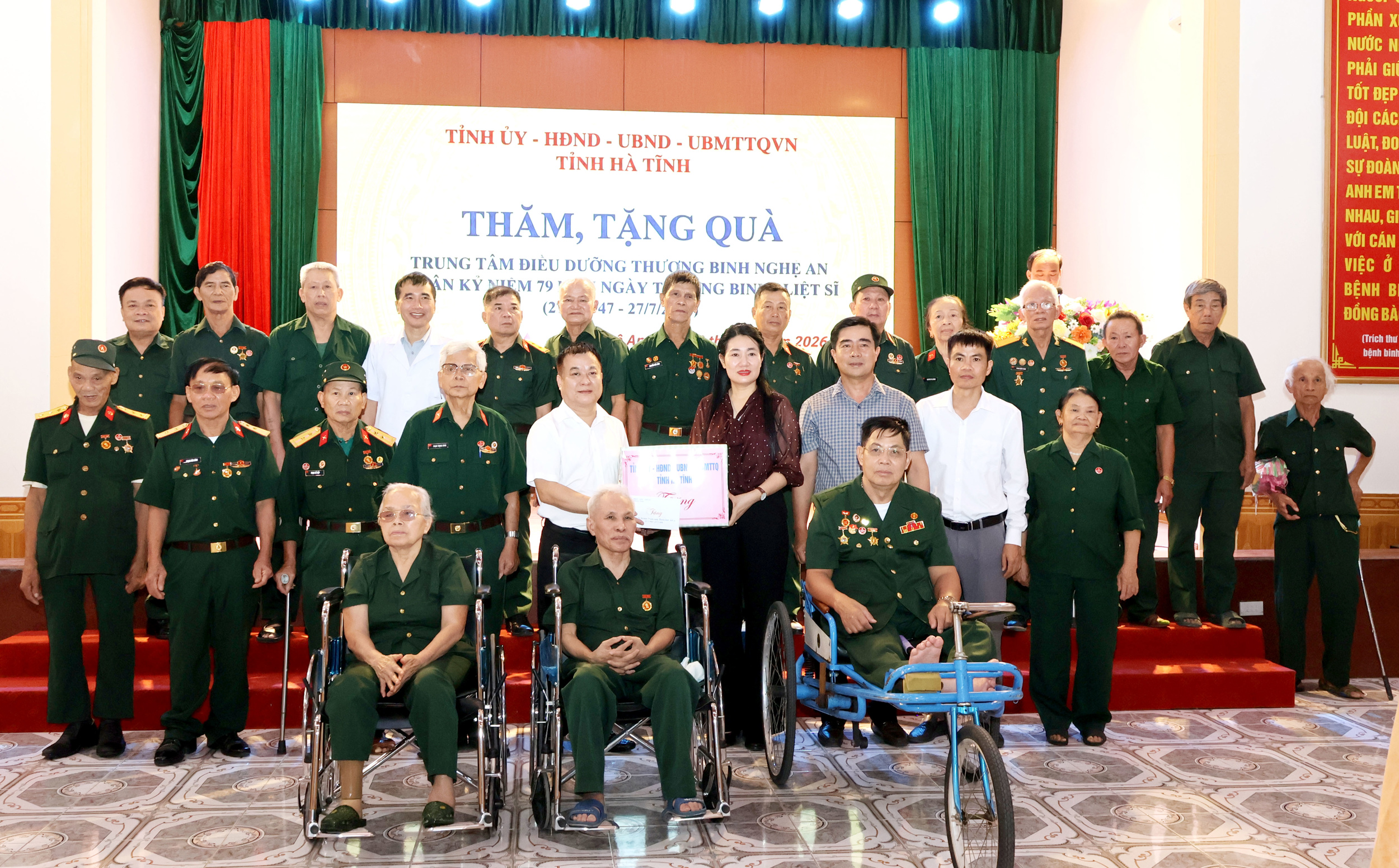 Phó Chủ tịch HĐND tỉnh Nguyễn Thị Việt Hà thăm, tặng quà thương binh, bệnh binh tại Trung tâm Điều dưỡng Thương binh Nghệ An