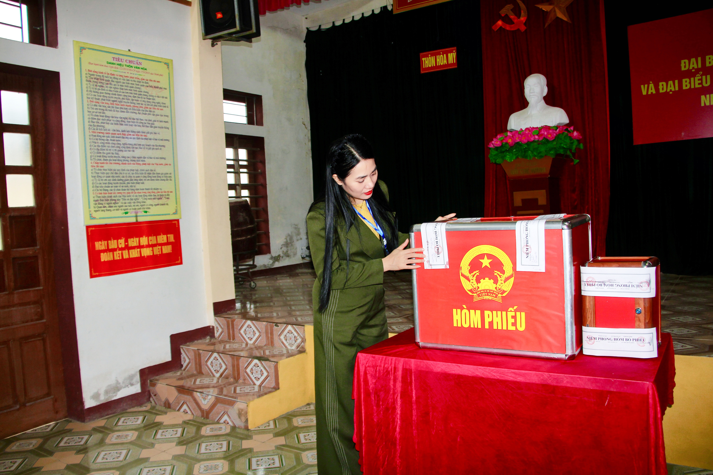 Phó Chủ tịch Hội đồng nhân dân tỉnh Nguyễn Thị Việt Hà kiểm tra công tác bầu cử