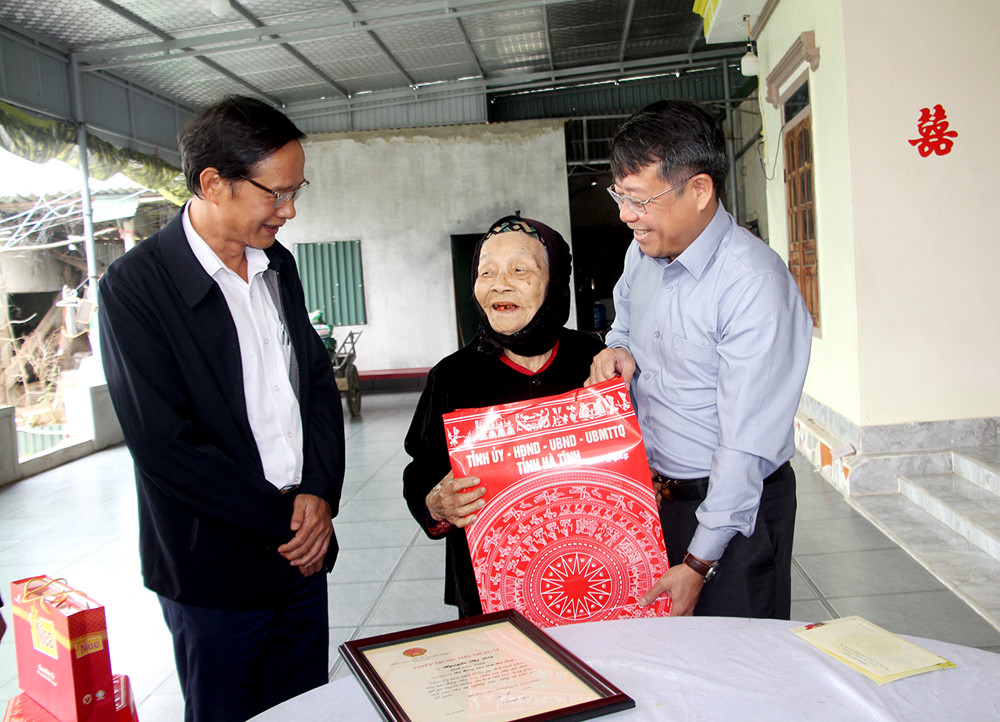 Phó Chủ tịch Thường trực Hội đồng nhân dân tỉnh Dương Tất Thắng chúc tết các gia đình trên địa bàn các xã: Mai Phụ, Lộc Hà, Hồng Lộc