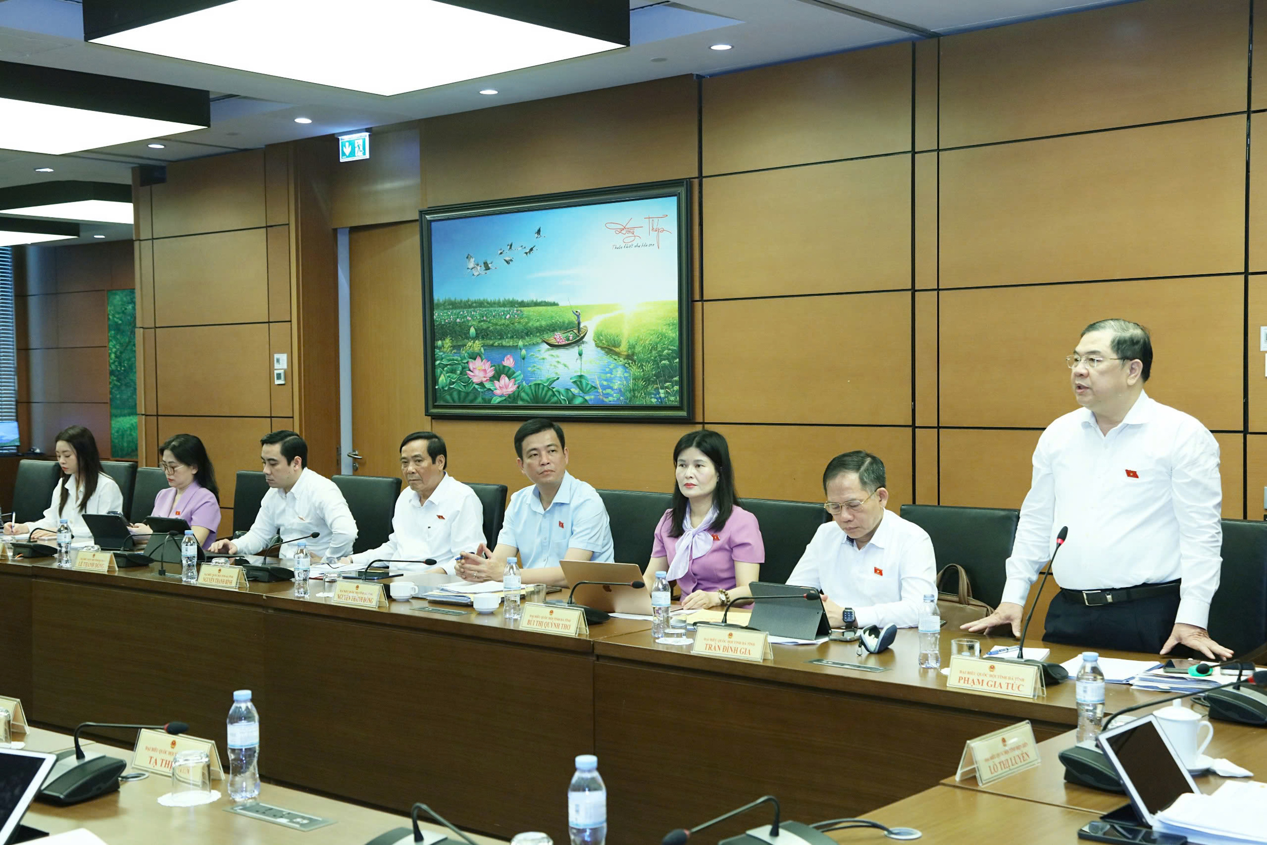 Đoàn ĐBQH tỉnh Hà Tĩnh tiếp tục thảo luận tổ về tình hình kinh tế - xã hội