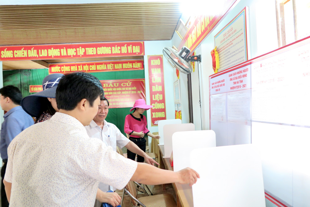 Việc lập danh sách cử tri và việc niêm yết danh sách cử tri