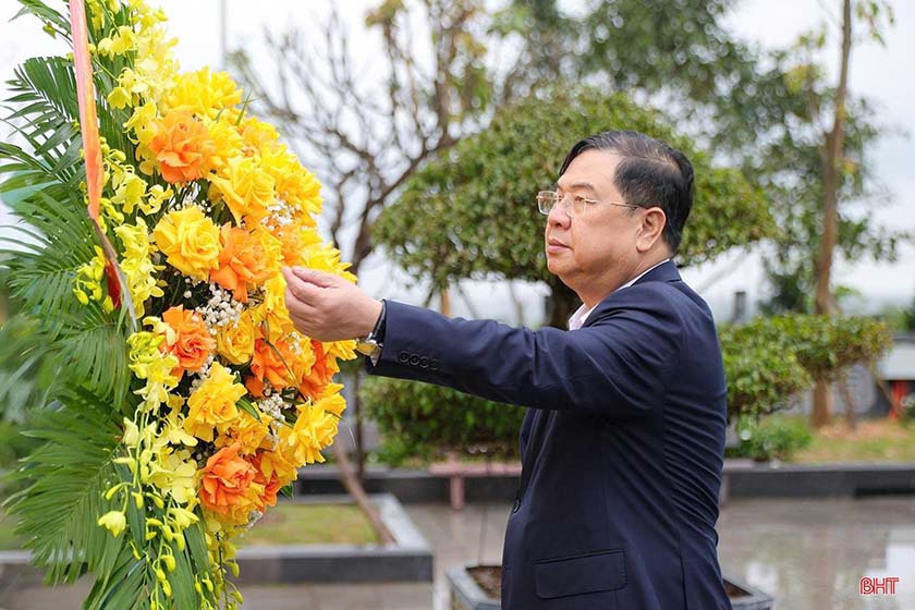 Chánh Văn phòng Trung ương Đảng dâng hương tại Khu lưu niệm Tổng Bí thư Hà Huy Tập và Ngã ba Đồng Lộc