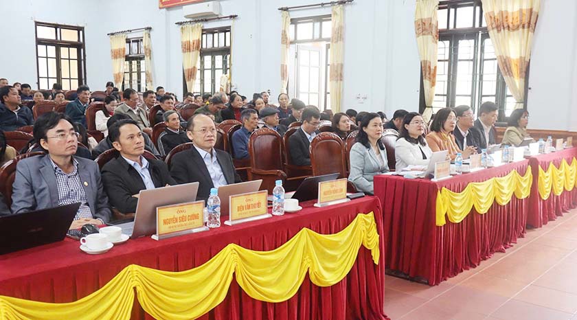 Phó Bí thư Thường trực Tỉnh ủy, Chủ tịch HĐND tỉnh Nguyễn Hồng Lĩnh và các ứng cử viên HĐND tỉnh trình bày chương trình hành động trước cử tri