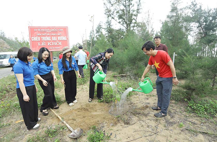 Phó Chủ tịch HĐND tỉnh Nguyễn Thị Việt Hà tham gia trồng cây tại xã Thạch Khê