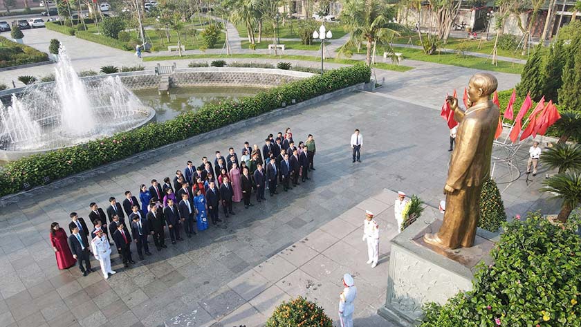 Đoàn đại biểu dâng hương trước Kỳ họp thứ nhất HĐND tỉnh Hà Tĩnh khóa XIX